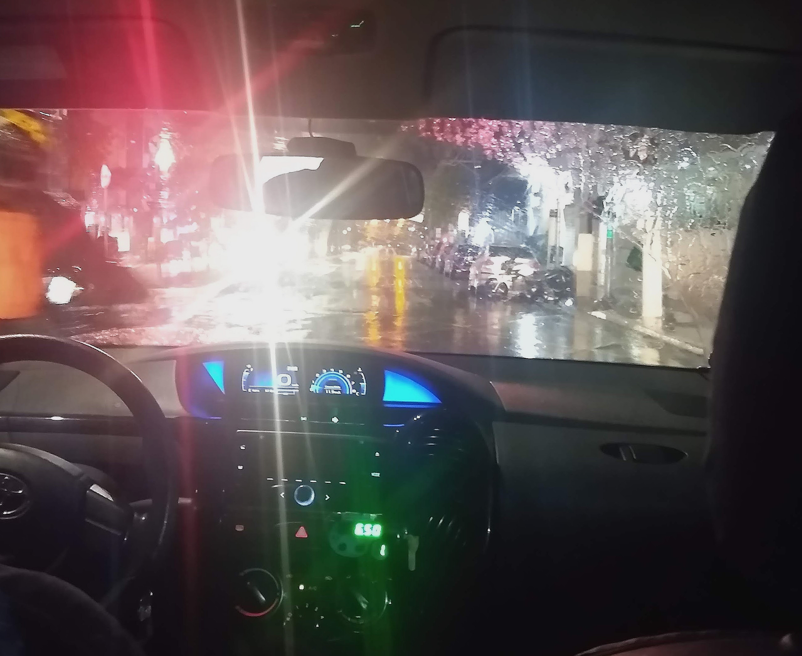 Interior de táxi em São Paulo, foto tirada com Motorola Moto G7